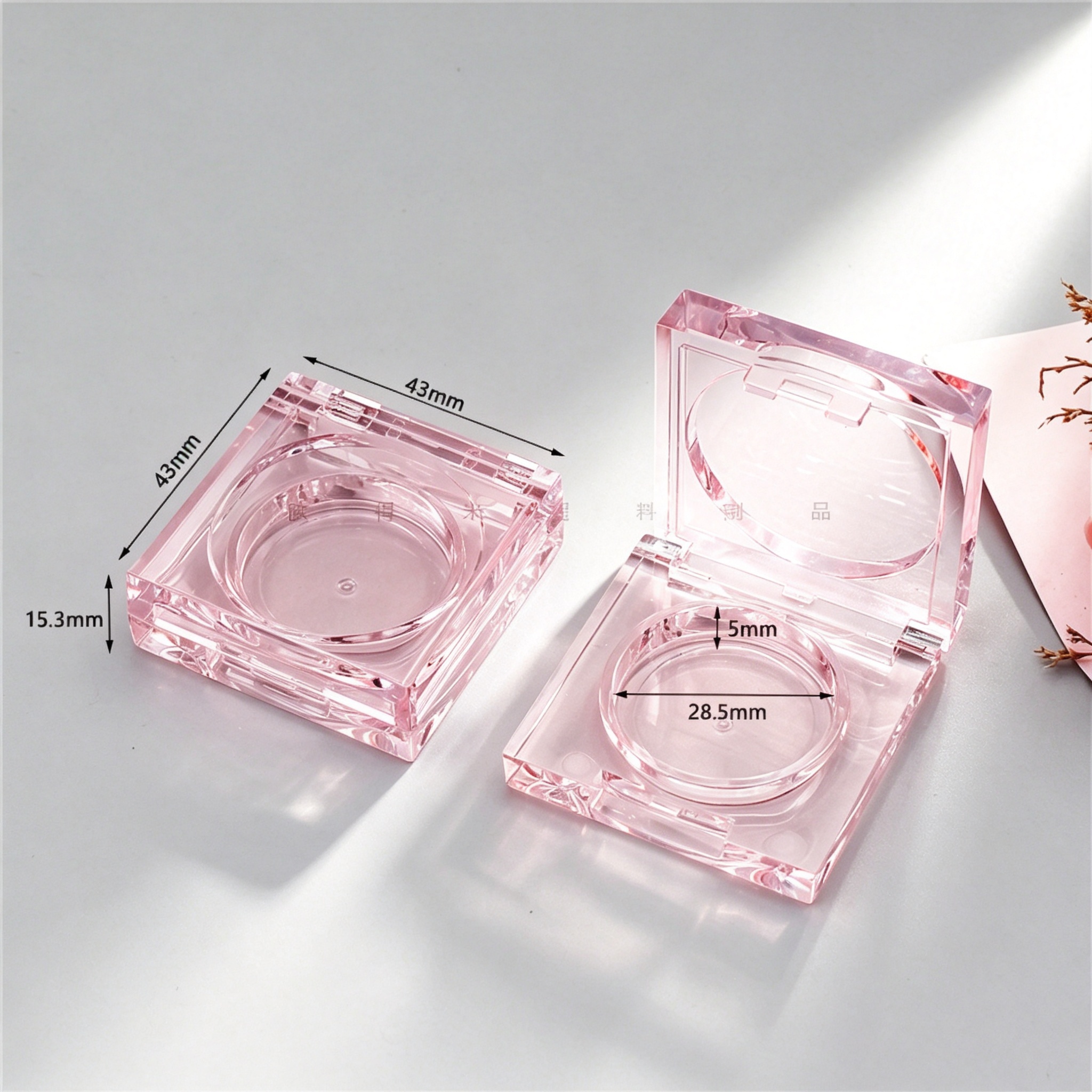 Square and round monochrome eye shadow box